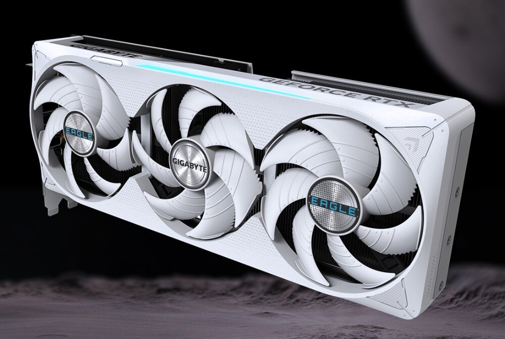 Karta graficzna GIGABYTE GeForce RTX 5070 Ti EAGLE ICE SFF OC 16GB Ujęcie karty graficznej z widoczną górną krawędzią, na której znajduje się podświetlana linia w kolorze błękitnym, w tle rozmyte księżycowe krajobrazy, układ graficzny, wydajność, technologie