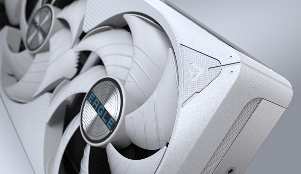 Karta graficzna GIGABYTE GeForce RTX 5070 Ti EAGLE ICE SFF OC 16GB Szczegółowy widok narożnika karty graficznej, ukazujący fragment wentylatora oraz elementy obudowy z teksturowanym wykończeniem, wygląd, styl,