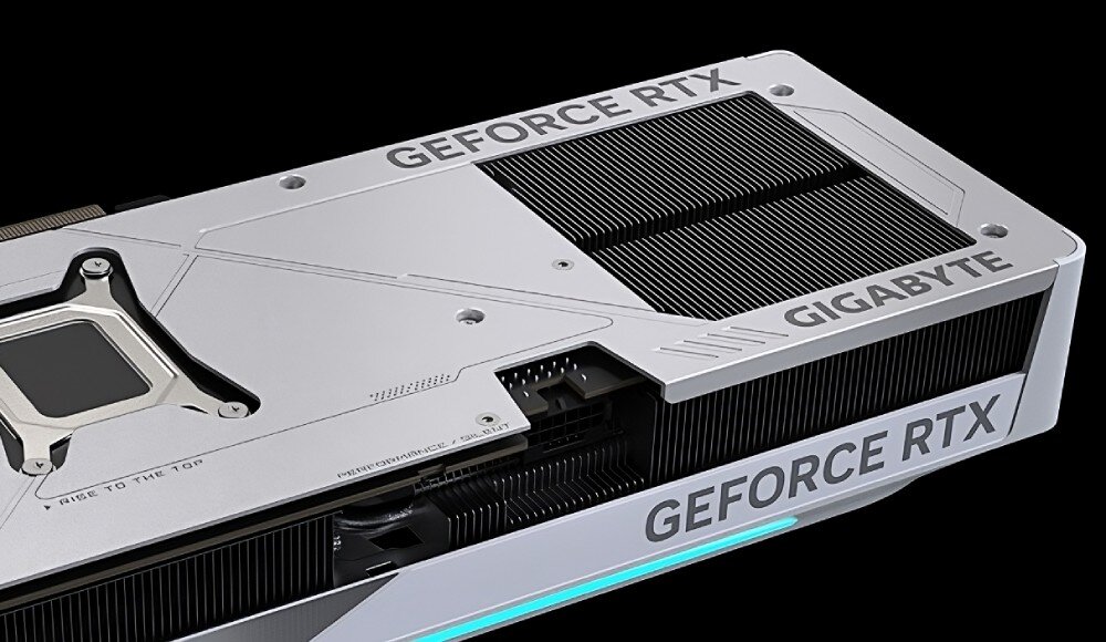Karta graficzna GIGABYTE GeForce RTX 5070 Ti EAGLE ICE SFF OC 16GB Ujęcie tylnej części karty graficznej z widocznymi żeberkami radiatora, złączem zasilania i napisem GeForce RTX na obudowie, konstrukcja, metalowy backplate, uchwyt