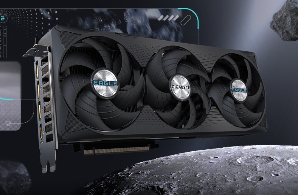 Karta graficzna GIGABYTE GeForce RTX 5070 Ti EAGLE SFF OC 16GB Widok karty graficznej z trzema dużymi wentylatorami na froncie, widoczna również tylna krawędź z portami DisplayPort i HDMI, w tle grafika z motywem przestrzeni kosmicznej, opis