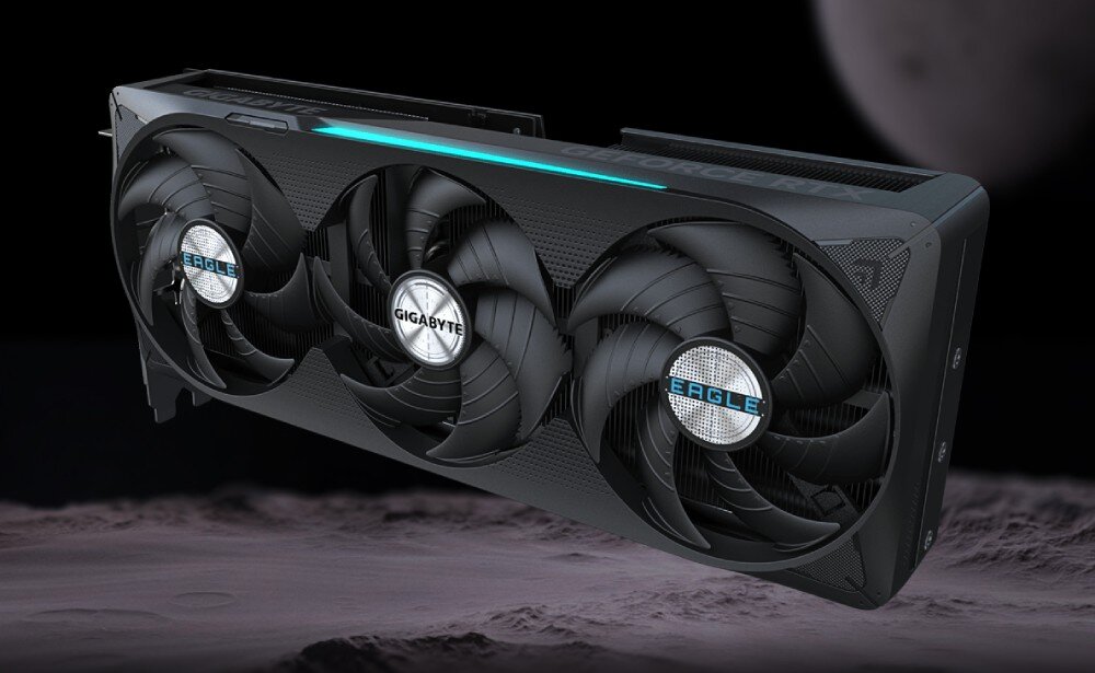 Karta graficzna GIGABYTE GeForce RTX 5070 Ti EAGLE SFF OC 16GB Ujęcie karty graficznej z widoczną górną krawędzią, na której znajduje się podświetlana linia w kolorze błękitnym, w tle rozmyte księżycowe krajobrazy, układ graficzny, wydajność, technologie