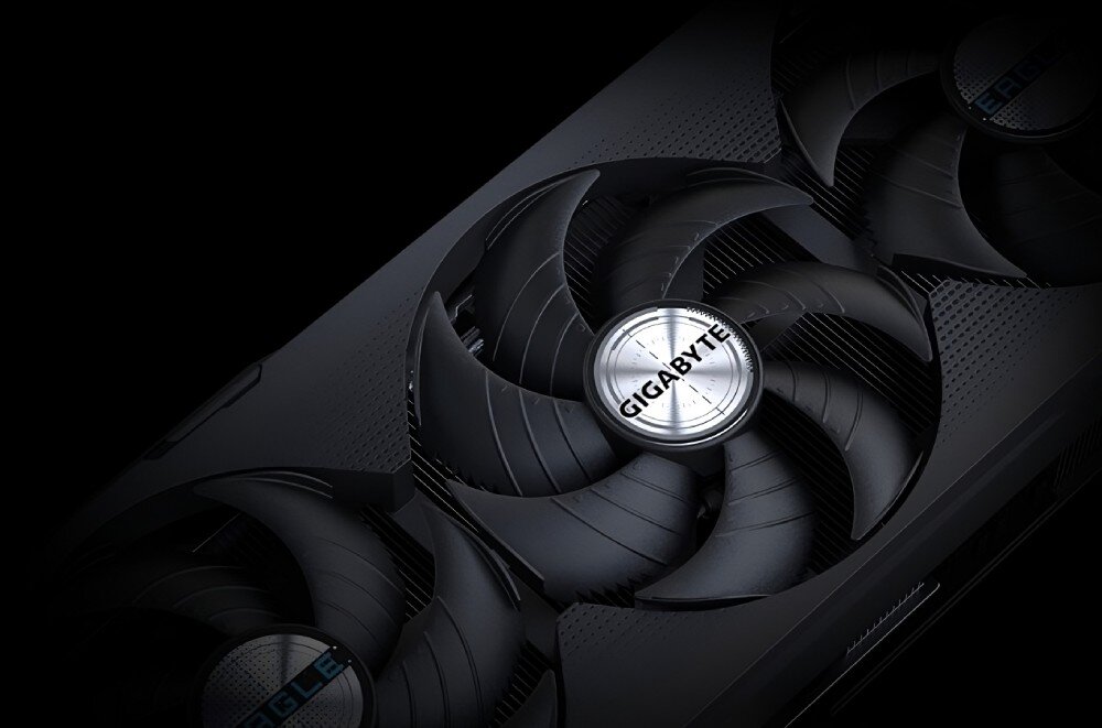 Karta graficzna GIGABYTE GeForce RTX 5070 Ti EAGLE SFF OC 16GB Zbliżenie na centralny wentylator karty graficznej z logo producenta na środku, wokół widać łopatki wentylatorów i fragment obudowy, chłodzenie, temperatura, ciepłowody