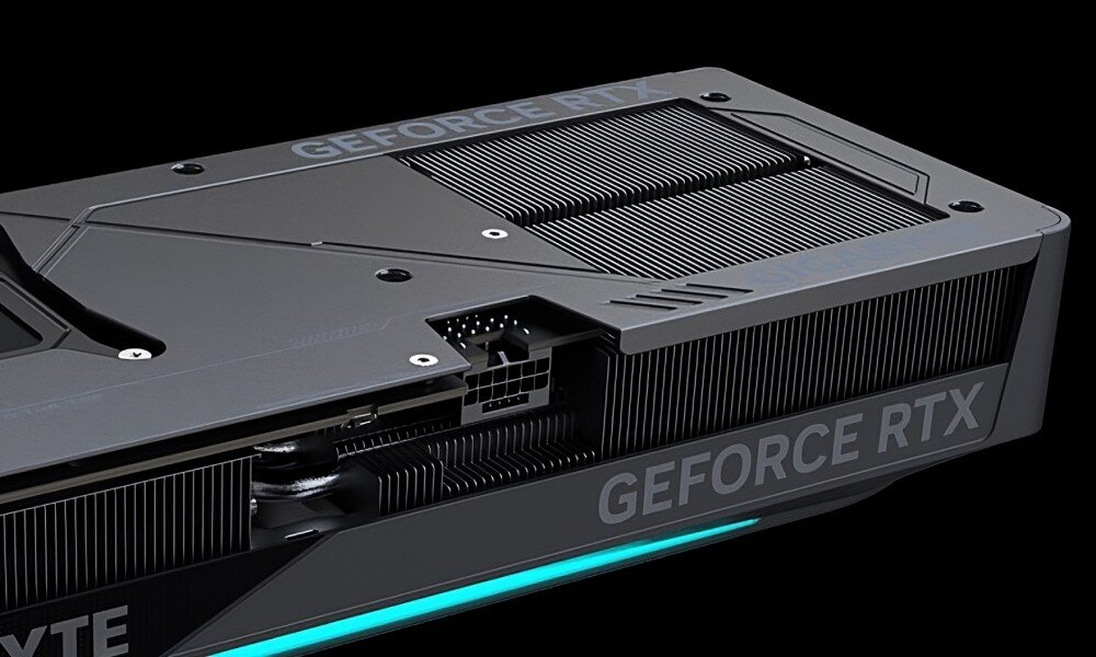 Karta graficzna GIGABYTE GeForce RTX 5070 Ti EAGLE SFF OC 16GB Ujęcie tylnej części karty graficznej z widocznymi żeberkami radiatora, złączem zasilania i napisem GeForce RTX na obudowie, konstrukcja, metalowy backplate, uchwyt