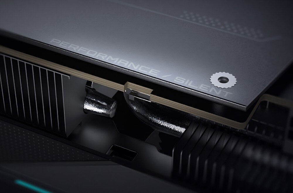 Karta graficzna GIGABYTE GeForce RTX 5070 Ti EAGLE SFF OC 16GB Zbliżenie na przełącznik trybu pracy karty graficznej z opisem Performance / Silent, widoczny również fragment chłodzenia, Dual BIOS, tryby
