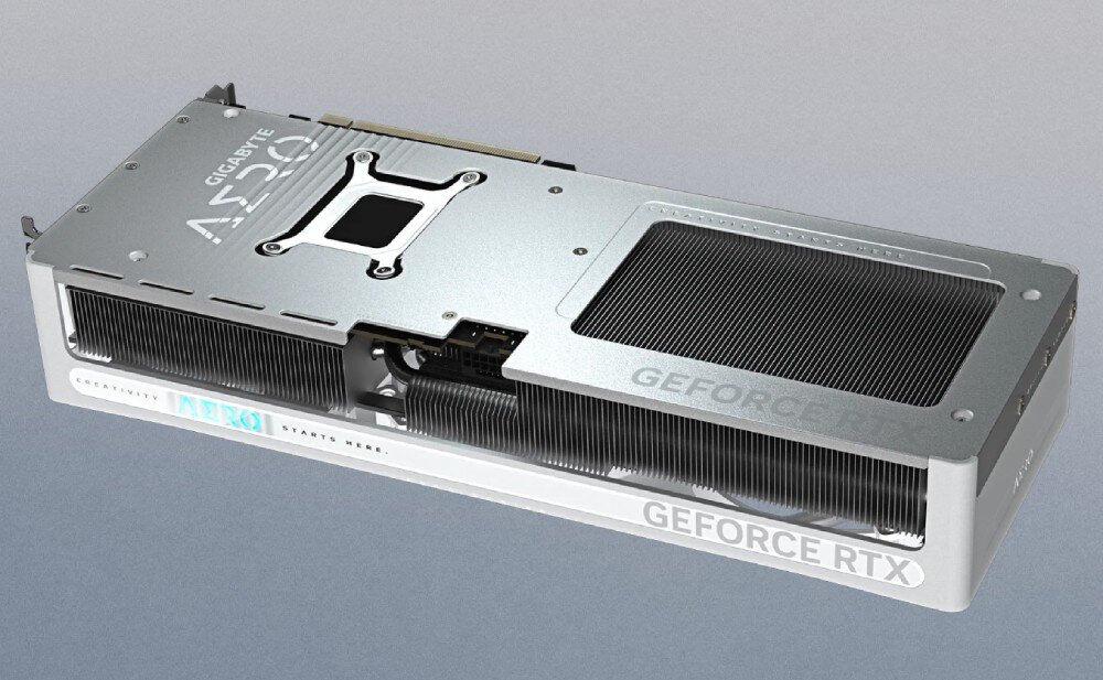 Karta graficzna GIGABYTE GeForce RTX 5070 Aero OC 12GB Widok tylnej części karty Gigabyte AERO GeForce RTX, ukazujący srebrny backplate z wycięciem na chłodzenie i dużym logo AERO