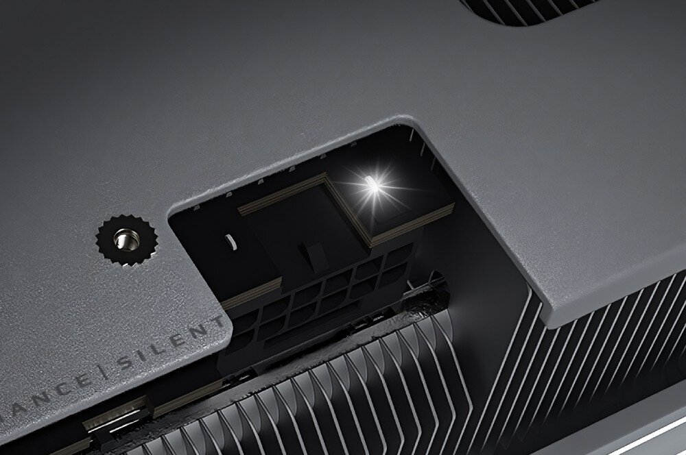 Karta graficzna GIGABYTE GeForce RTX 5070 Aero OC 12GB Widok wnętrza karty Gigabyte AERO z odsłoniętym gniazdem zasilania, otoczonym eleganckim metalowym backplatem