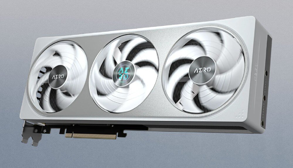 Karta graficzna GIGABYTE GeForce RTX 5070 Aero OC 12GB Zbliżenie na trzy wentylatory karty Gigabyte AERO w ruchu, z widocznym podświetlonym logo AERO na centralnym wentylatorze