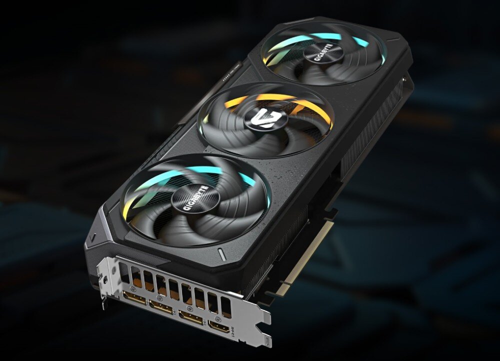 Karta graficzna GIGABYTE GeForce RTX 5070 Gaming OC 12GB Widok całej karty graficznej pod kątem, z podświetlanymi wentylatorami i masywną konstrukcją chłodzenia