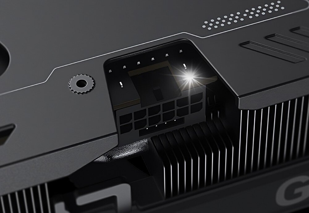 Karta graficzna GIGABYTE GeForce RTX 5070 Eagle OC SFF 12GB Gniazdo zasilania na karcie graficznej z aktywnym podświetleniem sygnalizacyjnym w zbliżeniu, widoczne elementy chłodzenia, budowa, metalowa płytka tylna, odporność