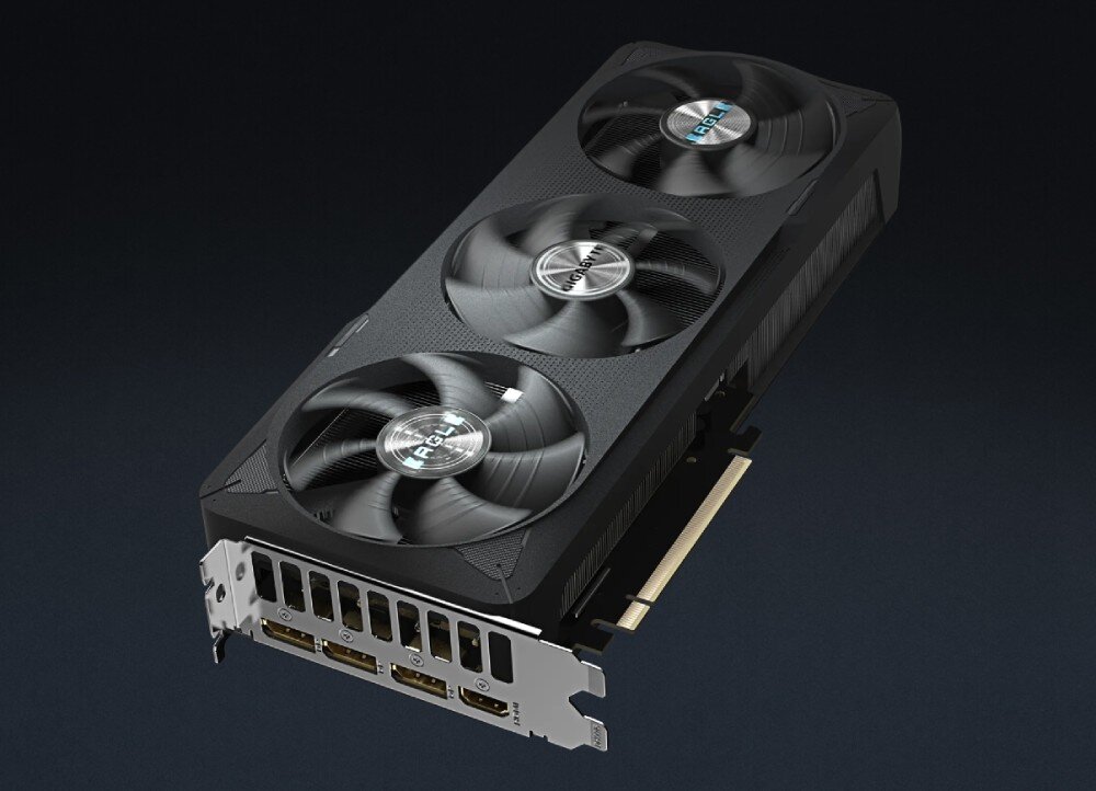 Karta graficzna GIGABYTE GeForce RTX 5070 Eagle OC SFF 12GB Widok karty graficznej z tyłu i dołu, pokazujący porty wyjściowe: trzy DisplayPorty i jedno HDMI oraz trzy wentylatory z przodu, proces produkcji, bezpieczeństwo
