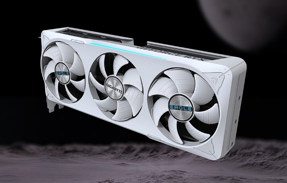Karta graficzna GIGABYTE GeForce RTX 5070 Eagle OC Ice SFF 12GB Ujęcie karty graficznej z widoczną górną krawędzią, na której znajduje się podświetlana linia w kolorze błękitnym, w tle rozmyte księżycowe krajobrazy, układ graficzny, wydajność, technologie