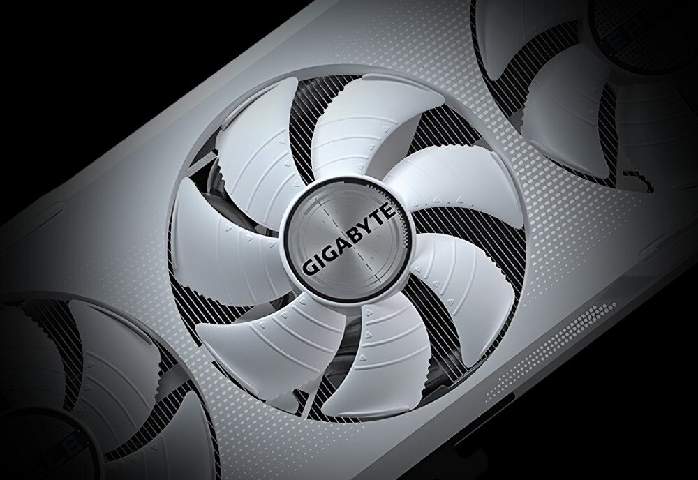 Karta graficzna GIGABYTE GeForce RTX 5070 Eagle OC Ice SFF 12GB Zbliżenie na centralny wentylator karty graficznej z logo producenta na środku, wokół widać łopatki wentylatorów i fragment obudowy, chłodzenie, temperatura, ciepłowody