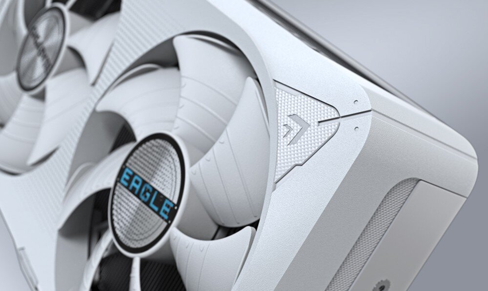 Karta graficzna GIGABYTE GeForce RTX 5070 Eagle OC Ice SFF 12GB Szczegółowy widok narożnika karty graficznej, ukazujący fragment wentylatora oraz elementy obudowy z teksturowanym wykończeniem, wygląd, styl,