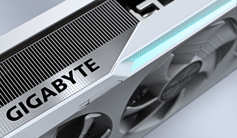 Karta graficzna GIGABYTE GeForce RTX 5070 Eagle OC Ice SFF 12GB Widok z góry na kartę graficzną, eksponujący logo producenta na obudowie oraz podświetlaną na błękitno linię wzdłuż krawędzi, podświetlenie, kolory, efekty
