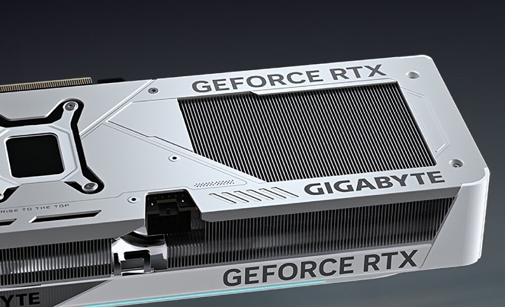 Karta graficzna GIGABYTE GeForce RTX 5070 Eagle OC Ice SFF 12GB Ujęcie tylnej części karty graficznej z widocznymi żeberkami radiatora, złączem zasilania i napisem GeForce RTX na obudowie, konstrukcja, metalowy backplate, uchwyt