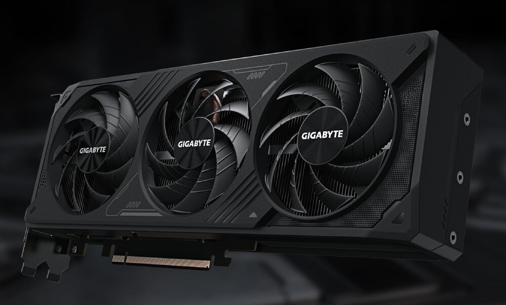 Karta graficzna GIGABYTE GeForce RTX 5070 Windforce OC SFF 12GB DLSS 4 Widok karty graficznej z innej perspektywy, ukazujący grubość i konstrukcję systemu chłodzenia. Wentylatory mają aerodynamiczny kształt, a obudowa utrzymana jest w jednolitym czarnym kolorze