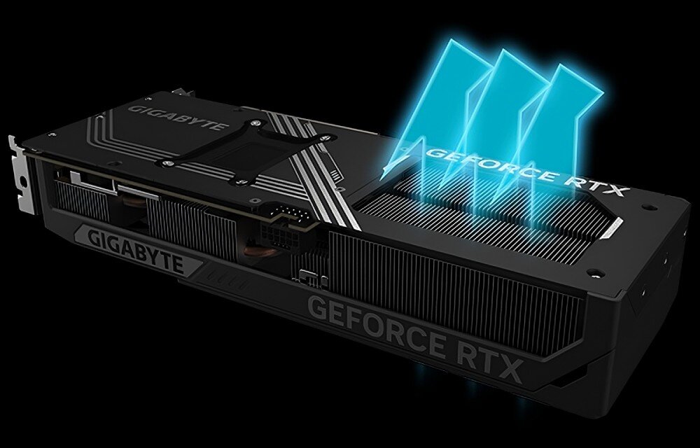 Karta graficzna GIGABYTE GeForce RTX 5070 Windforce OC SFF 12GB DLSS 4 Widok tylnej części karty, prezentujący metalowy backplate z wcięciami umożliwiającymi lepszą cyrkulację powietrza. Dodatkowe oznaczenia pokazują przepływ ciepła i efektywność systemu Screen Cooling