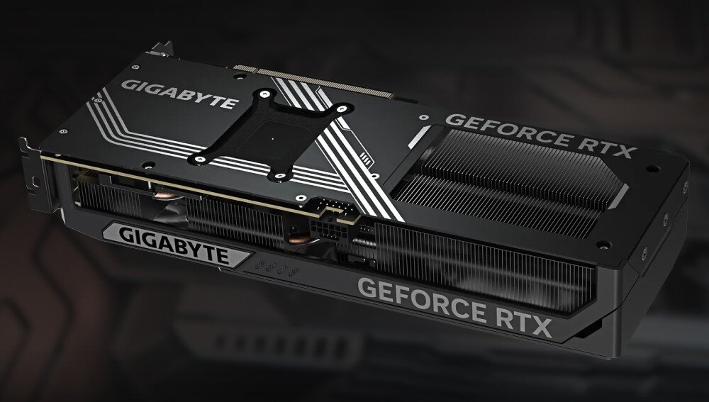 Karta graficzna GIGABYTE GeForce RTX 5070 Windforce OC SFF 12GB DLSS 4 Metalowa osłona ochronna karty z logo Gigabyte i oznaczeniami GeForce RTX. Wyróżniają się żłobienia poprawiające sztywność konstrukcji oraz otwory wentylacyjne wspierające odprowadzanie ciepła