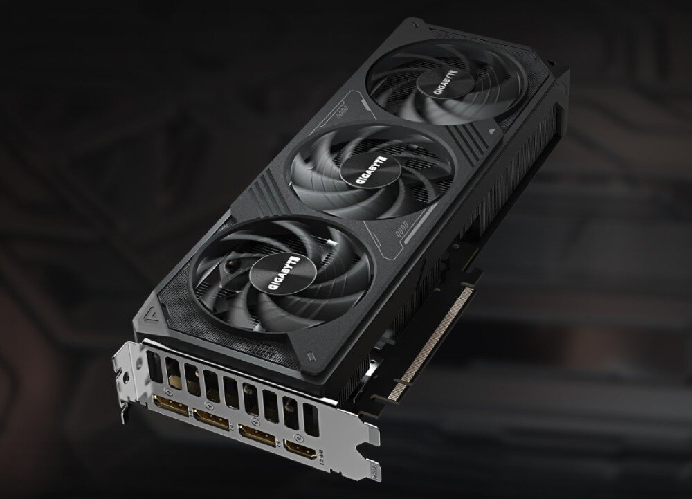 Karta graficzna GIGABYTE GeForce RTX 5070 Windforce OC SFF 12GB DLSS 4 Ujęcie pod kątem, pokazujące porty wyjściowe karty, w tym trzy DisplayPort 2.1b oraz jedno HDMI 2.1b. Widoczna także struktura wentylatorów i ogólny design urządzenia