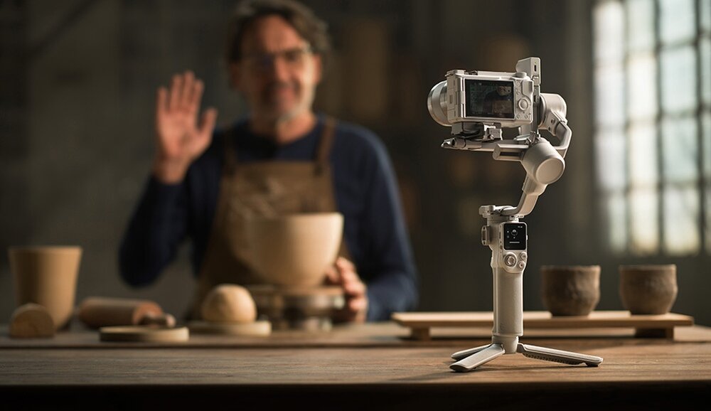 Gimbal DJI RS 4 Mini na statywie z kamerą