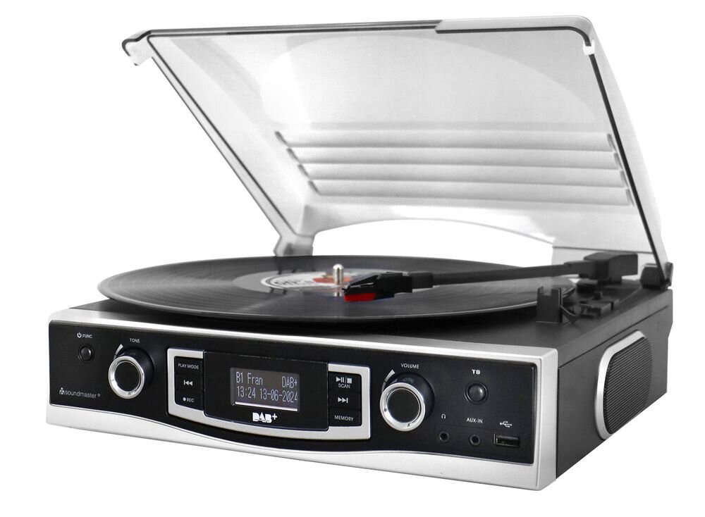 Gramofon SOUNDMASTER PL590SW z napędem paskowym, prędkości 33/45/78 RPM i wbudowanymi głośnikami stereo, gramofon po skosie na białym tle