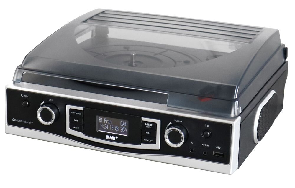 Gramofon SOUNDMASTER PL590SW odtwarzający płyty 33/45/78 RPM z paskowym napędem i adapterem Single/LP, gramofon po skosie na białym tle