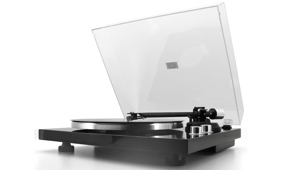 Gramofon SOUNDMASTER PL790SW 33 45 RPM ręczne sterowanie płyty winylowe, gramofon po skosie na białym tle