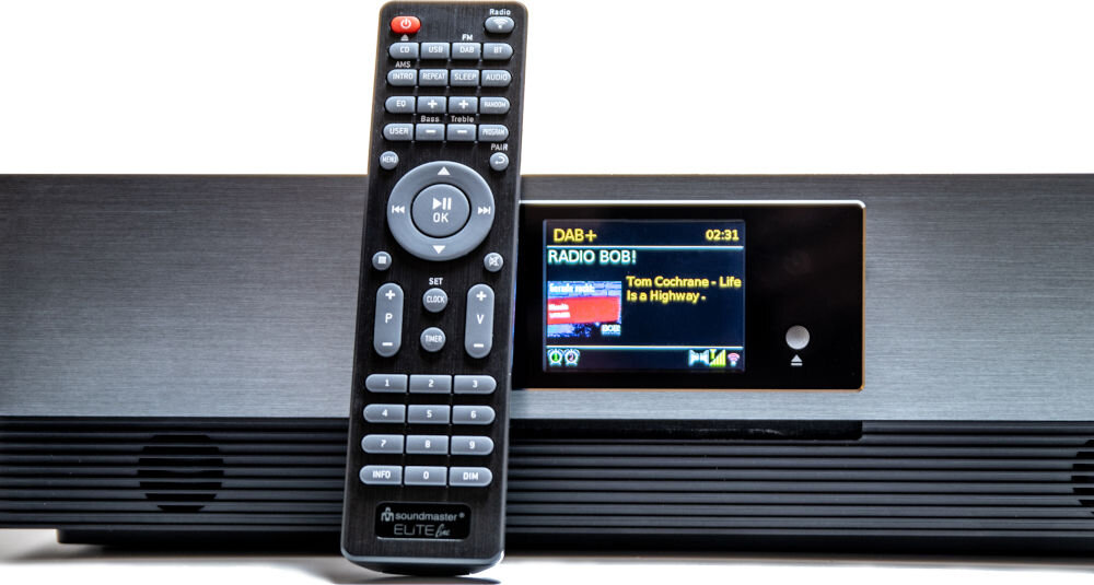 Wieża SOUNDMASTER ICD2080SW radio internetowe Wi-Fi DAB+ FM-RDS 40 zaprogramowanych stacji, wieża z opartym pilotem na białym tle