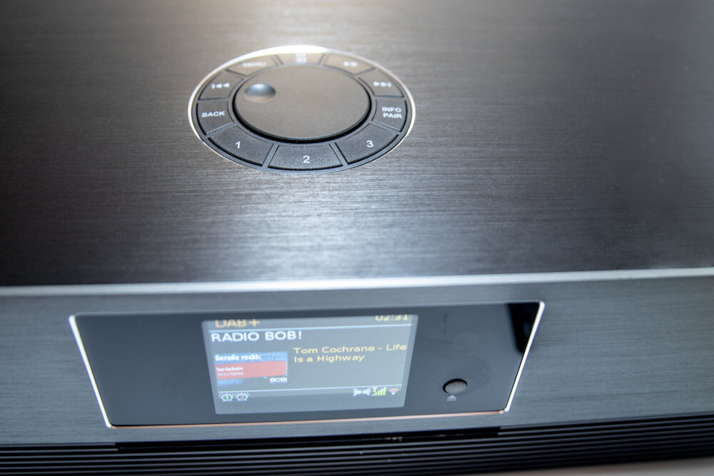 Wieża SOUNDMASTER ICD2080WE pilot zdalnego sterowania aplikacja UNDOK APP intuicyjne sterowanie, kadr na przyciski wieży