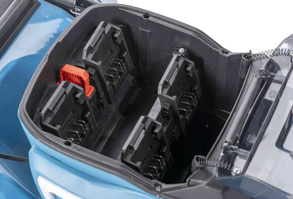 Kosiarka akumulatorowa DEDRA SAS+ALL DED6997X-2A5 zbliżenie na otwór przeznaczony na akumulatory zaawansowany system automatycznego przełączania akumulatorów nieprzerwana praca przez długie godziny cztery gniazda akumulatorów akumulatory działają parami urządzenie inteligentnie przełącza się ciągłość pracy bez przestojów