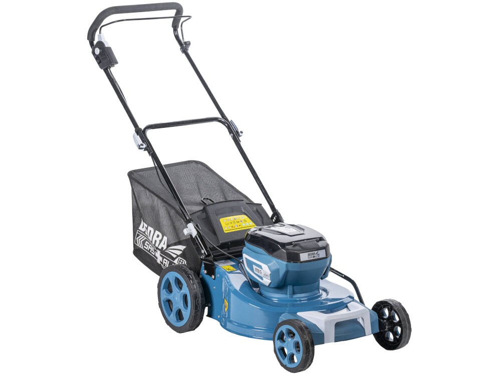 Kosiarka akumulatorowa DEDRA SAS+ALL DED6997X-2A5 kosiarka na białym tle widoczna od przodu pod skosem silnik bezszczotkowy (indukcyjny) dłuższa żywotność maksymalna efektywność energetyczna pracuje ciszej z mniejszymi stratami energii wyższą kulturą pracy prędkość obrotowa na poziomie 2800–3200 RPM cicha i energooszczędna praca