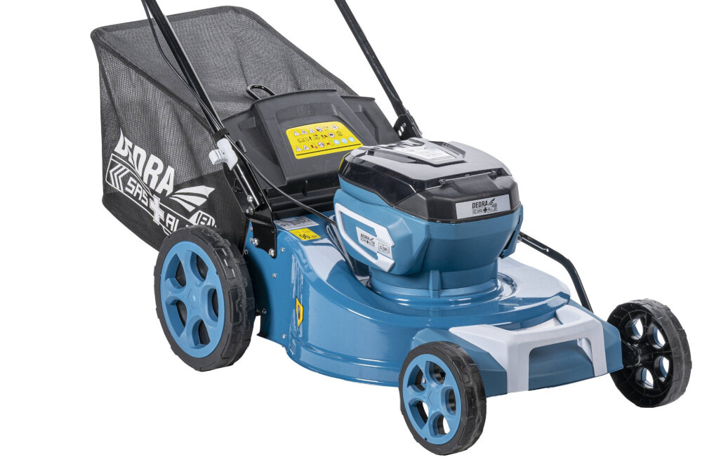 Kosiarka akumulatorowa DEDRA SAS+ALL DED6997X-2A5 zbliżenie na korpus kosiarki ostrze ze stali do precyzyjnego i równomiernego cięcia specjalnie zaprojektowany kształt ostrza efektywne ścinanie trawy ograniczając ryzyko jej poszarpania szerokość robocza 46 cm