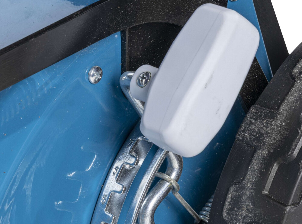 Kosiarka akumulatorowa DEDRA SAS+ALL DED6997X-2A5 zbliżenie na dźwignie do zmiany wysokości koszenia 8-stopniowa centralna regulacja wysokości koszenia w zakresie 30–75 mm system centralny umożliwia jednoczesne ustawienie wszystkich kół równomierne cięcie na całej powierzchni trawnika