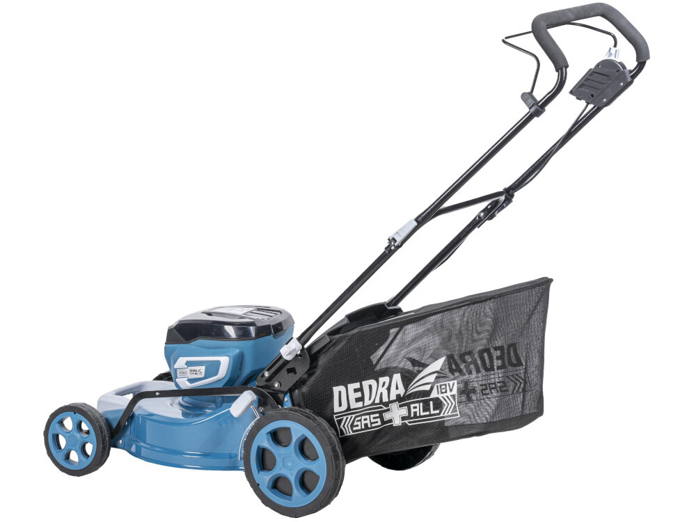 Kosiarka akumulatorowa DEDRA SAS+ALL DED6997X-2A5 kosiarka z koszem na białym tle widoczna od tyłu pod lekkim skosem wytrzymała obudowa wykonana z metalu o wadze 23 kg trwałość odporność na uszkodzenia mechaniczne stalowa konstrukcja większa stabilność i dłuższa żywotność urządzenia