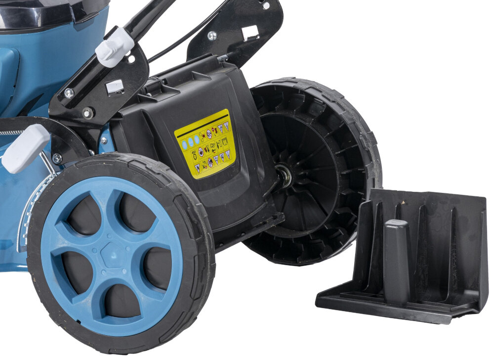 Kosiarka akumulatorowa DEDRA SAS+ALL DED6997X zbliżenie na zaślepkę do mulczowania trzy tryby pracy wyrzut do kosza wyrzut boczny funkcja mulczowania praktyczna zaślepka do mulczowania funkcja mulczowania przetwarzanie skoszonej trawy na naturalny nawóz dla trawnika uniwersalność