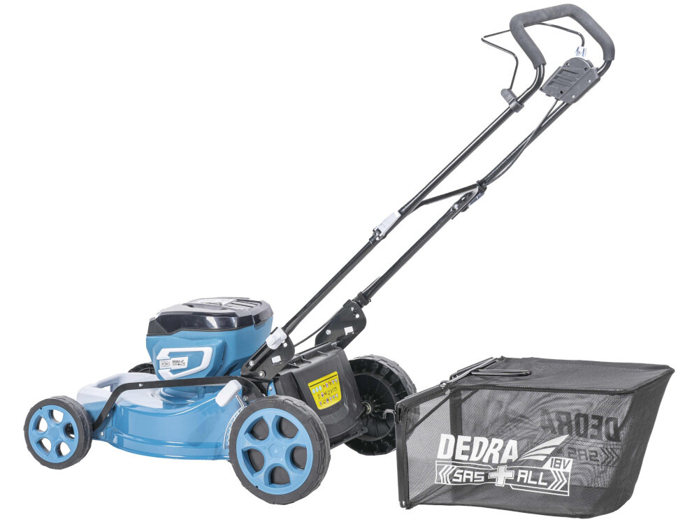 Kosiarka akumulatorowa DEDRA SAS+ALL DED6997X kosiarka z odczepionym koszem na białym tle siatkowy kosz o pojemności 65 l aerodynamiczne prowadzenie powietrza duży otwór
