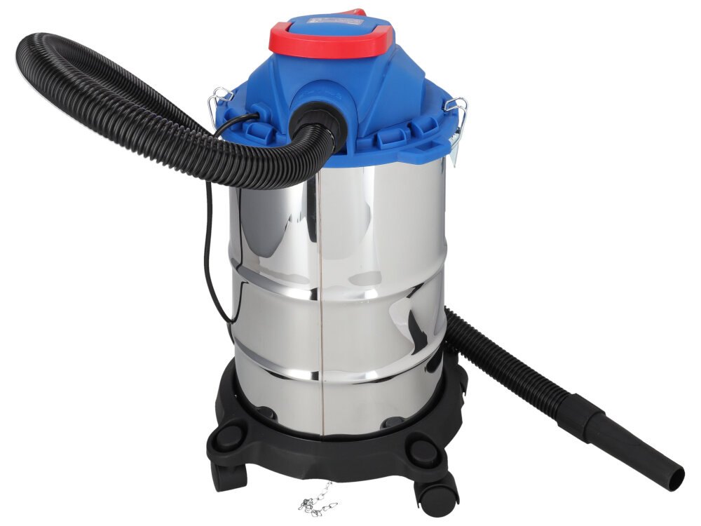 Odkurzacz warsztatowy DEDRA DED6610 odkurzacz na białym tle rura za odkurzaczem sprzątanie w domu w warsztacie dwa tryby pracy na sucho i na mokro radzi sobie z kurzem pyłem z rozlanymi płynami uniwersalność sprzętu