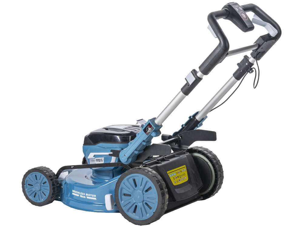 Kosiarka akumulatorowa DEDRA DED6998X z napędem kosiarka bez kosza na białym tle widoczna od tyłu pod skosem przednie koło o średnicy 18 cm tylne o średnicy 25 cm stabilność płynne prowadzenie łożyska kulkowe minimalizują tarcie ułatwiają manewrowanie zmniejszają zużycie mechaniczne