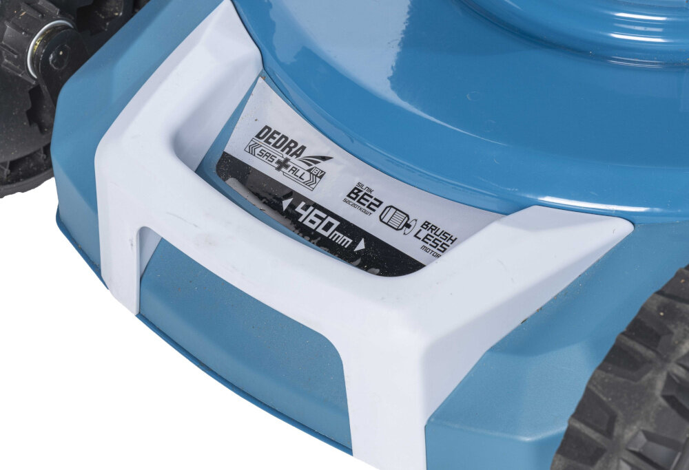 Kosiarka akumulatorowa DEDRA DED6998X z napędem zbliżenie na przód kosiarki widok na napis 46 cm ostrze V-CUT do precyzyjnego i równomiernego cięcia specjalnie zaprojektowany kształt ostrza efektywne ścinanie trawy ograniczając ryzyko jej poszarpania szerokość robocza 46 cm