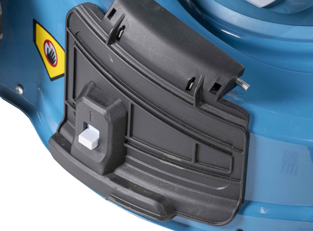 Kosiarka akumulatorowa DEDRA DED6998X z napędem zbliżenie na zaślepkę wyrzutu bocznego trzy tryby pracy wyrzut do kosza wyrzut boczny funkcja mulczowania praktyczna zaślepka bocznego wyrzutu funkcja mulczowania przetwarzanie skoszonej trawy na naturalny nawóz dla trawnika uniwersalność