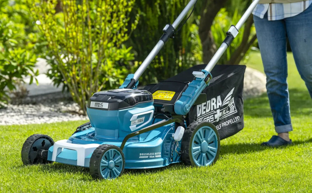 Kosiarka akumulatorowa DEDRA DED6998X-2A5-2A5 z napędem trawnik zbliżenie na korpus kosiarki osoba kosi trawę wytrzymała obudowa wykonana z metalu o wadze 24 kg trwałość odporność na uszkodzenia mechaniczne stalowa konstrukcja większa stabilność i dłuższa żywotność urządzenia