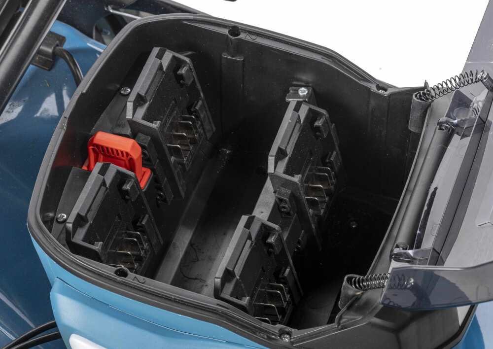 Kosiarka akumulatorowa DEDRA DED6998X-2A5-2A5 z napędem zbliżenie na otwór przeznaczony na akumulatory zaawansowany system automatycznego przełączania akumulatorów nieprzerwana praca przez długie godziny cztery gniazda akumulatorów akumulatory działają parami urządzenie inteligentnie przełącza się ciągłość pracy bez przestojów