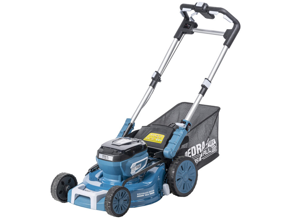 Kosiarka akumulatorowa DEDRA DED6998X-2A5-2A5 z napędem kosiarka na białym tle widoczna od przodu pod skosem z napędem porusza się samoczynnie możesz skoncentrować się na precyzji i tempie pracy stabilne tempo jazdy sprzyja równomiernemu cięciu trawy