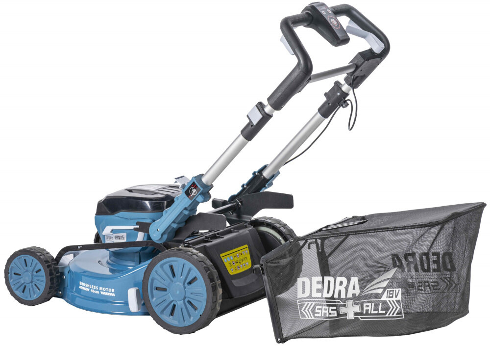 Kosiarka akumulatorowa DEDRA DED6998X-2A5-2A5 z napędem kosiarka z odczepionym koszem na białym tle siatkowy kosz o pojemności 65 l aerodynamiczne prowadzenie powietrza duży otwór