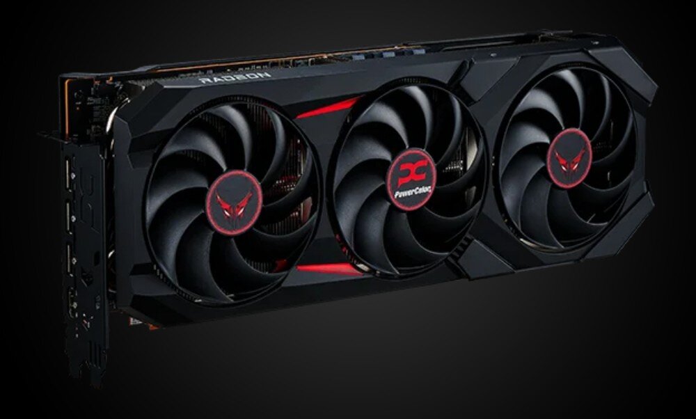 Karta graficzna POWERCOLOR Radeon RX 9070 Red Devil 16GB Karta graficzna z trzema wentylatorami widoczna pod kątem, z boku widać porty DisplayPort i HDMI oraz logo producenta, wyjścia, porty
