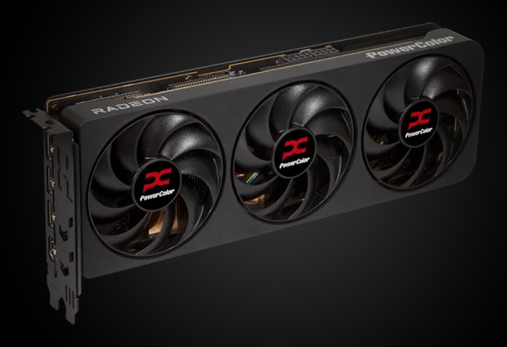 Karta graficzna POWERCOLOR Radeon RX 9070 XT Reaper 16GB Karta graficzna z trzema wentylatorami widoczna pod kątem, z boku widać porty DisplayPort i HDMI oraz logo producenta, wyjścia, porty