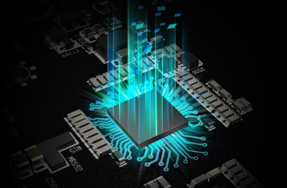 Karta graficzna SAPPHIRE Pulse Radeon RX 9070 XT Gaming 16GB Grafika przedstawiająca układ scalony na płytce drukowanej z niebieskimi, świetlnymi wiązkami wychodzącymi z jego powierzchni, układ zasilania, taktowanie, zabezpieczenia