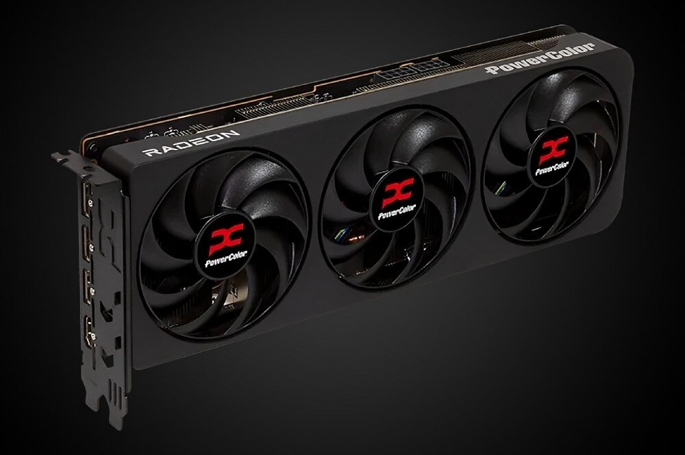 Karta graficzna POWERCOLOR Radeon RX 9070 Reaper 16GB Karta graficzna z trzema wentylatorami widoczna pod kątem, z boku widać porty DisplayPort i HDMI oraz logo producenta, wyjścia, porty