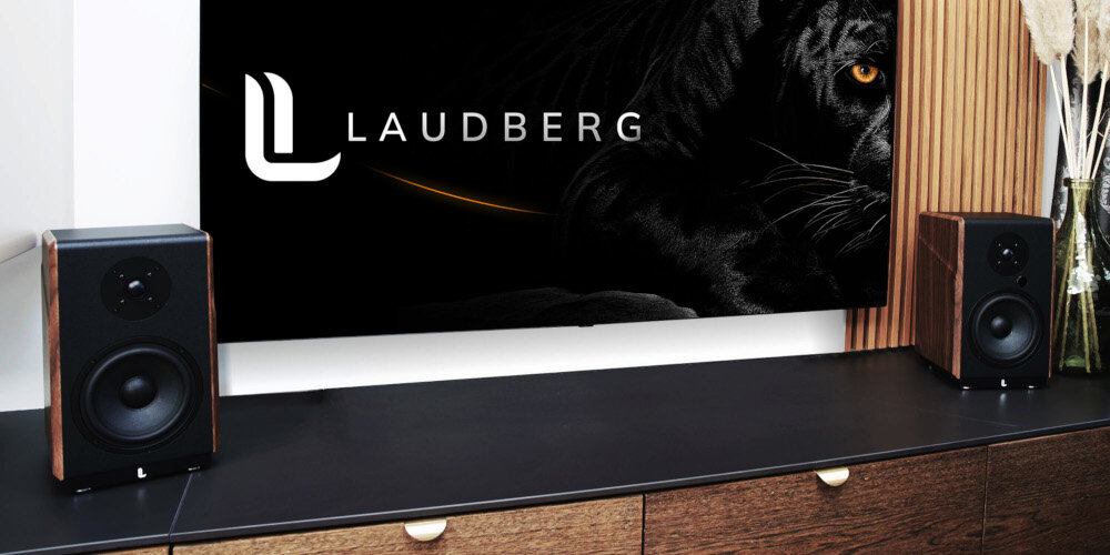 Kolumny głośnikowe LAUDBERG M1 przestrzenne brzmienie premium dźwięk stereo, kolumny stojące na szafce rtv obok zawieszonego telewizora