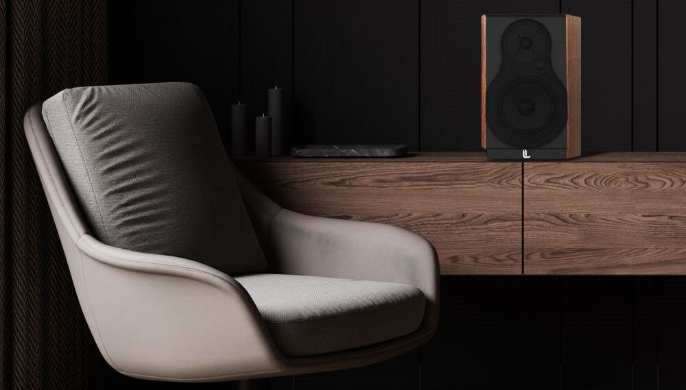 Kolumny głośnikowe LAUDBERG M1 testy akustyczne pasmo przenoszenia, kolumna stojąca na szafce obok fotela